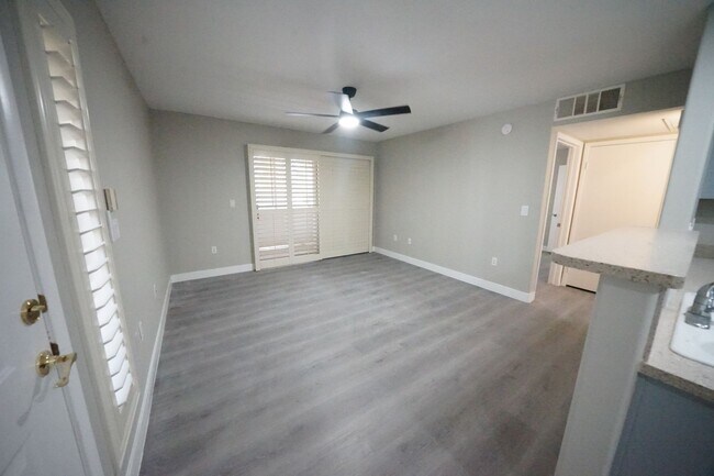 Foto del edificio - 5710 E Tropicana Ave