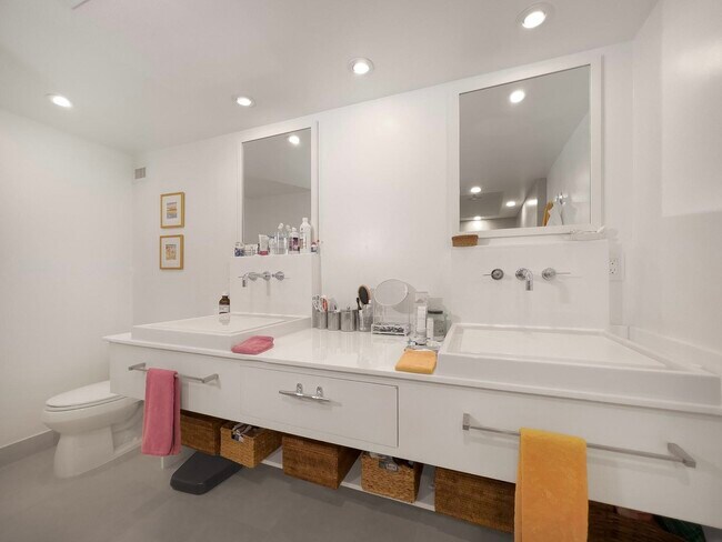 Building Photo - 1121 Crandon Blvd