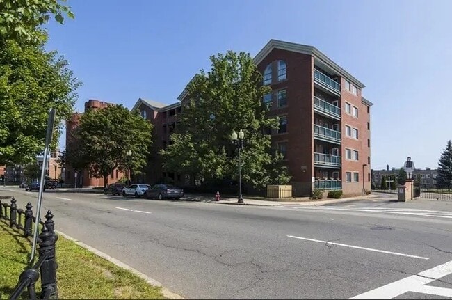 Building Photo - 50 S Common St