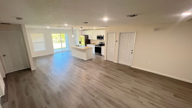 Building Photo - Stunning 4 Bedroom, 2 Bathroom Home in Palm Bay!!
