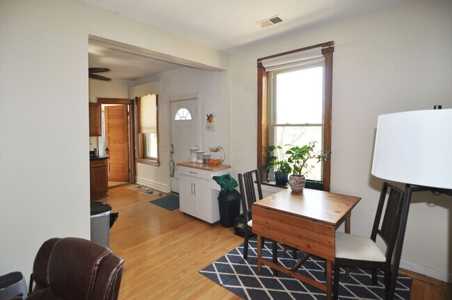 Foto del edificio - Sunny Large 1 Bedroom with Separate Living and Dining Rooms. Outdoor Space. Free Internet