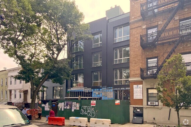 Building Photo - 1064 Hancock St