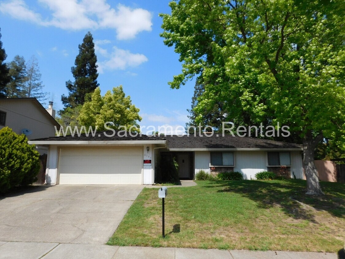 Foto principal - Spacious 4bd/2ba Orangevale Home with 2 Ca...
