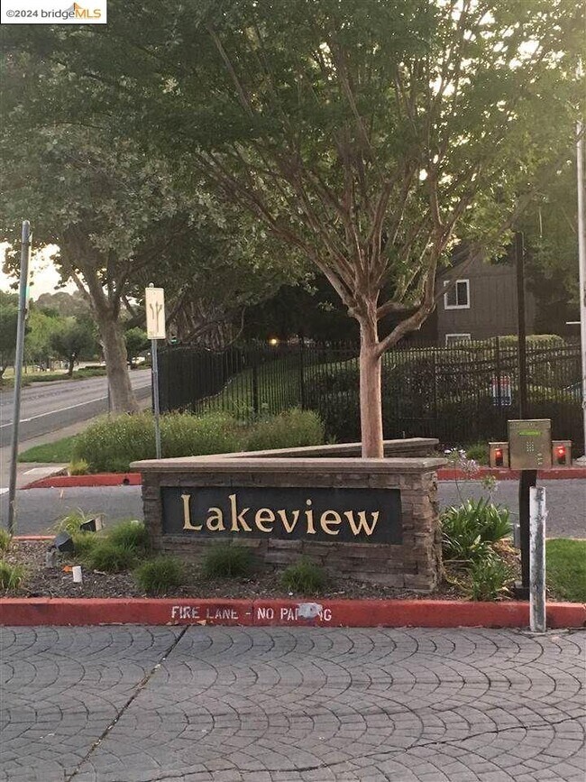 Foto del edificio - 1207 Lakeview Cir