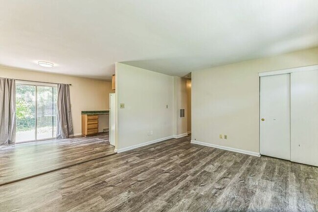 Foto del edificio - Recently Updated Rambler with 1 Car Garage...