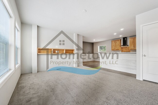 Building Photo - 3 Bedroom 2 Bathroom Home on a Private Lot out in the Country Near Sagle!