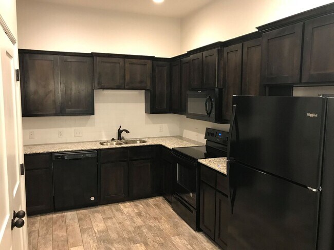Foto del edificio - Spacious 3 Bed / 2 Bath Duplex in Trimmier...