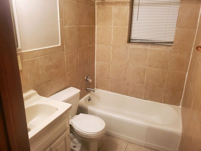 Building Photo - 2br in Maplewood