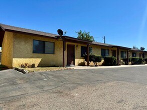 Building Photo - 404 E Newlove Dr