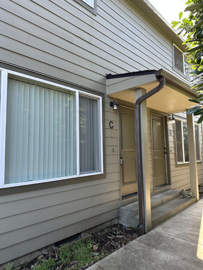 Building Photo - Recently Updated 2-Bd Milwaukie 4-Plex. Ne...