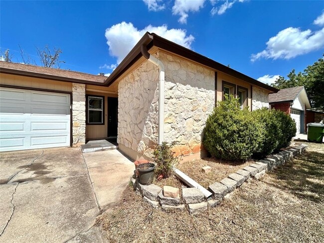 Building Photo - 1306 Troy Ln