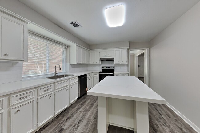 Foto del edificio - 1315 Forest Hollow Dr