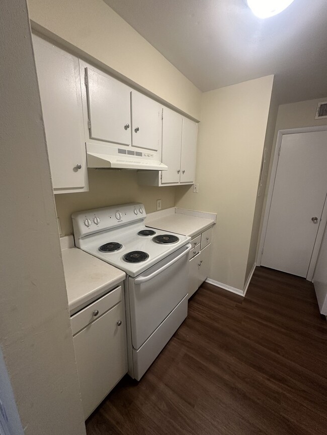 Building Photo - 2 Bed Condo Minutes to Downtown Raleigh & ...