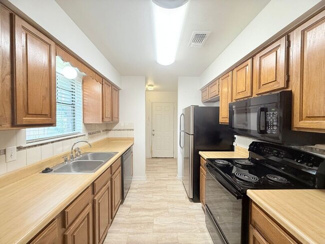 Building Photo - 6101 Lake Joanne Dr