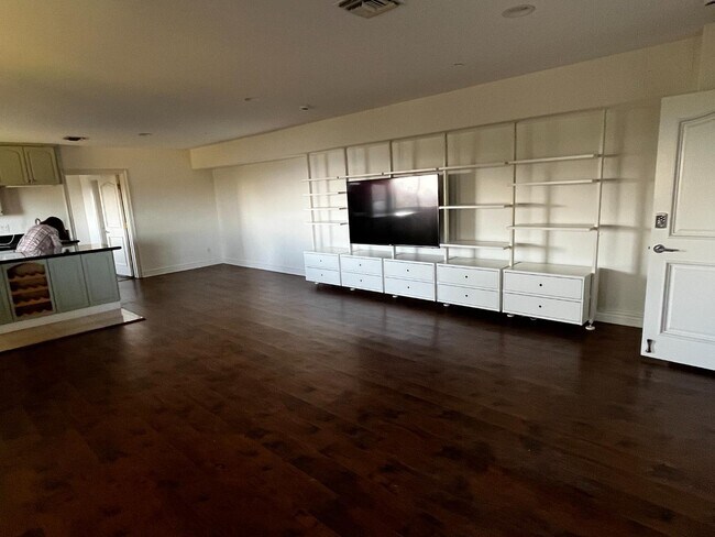 Foto del edificio - 2514 Roscomare Rd