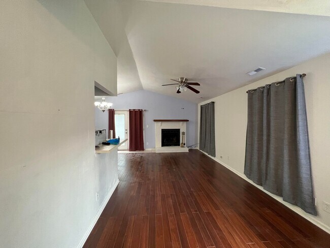 Building Photo - 5549 Finespun Last