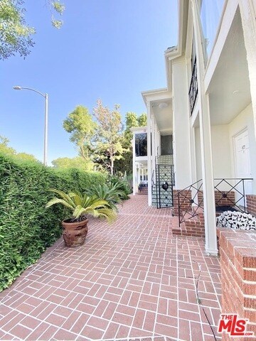 Foto del edificio - 485 S Roxbury Dr