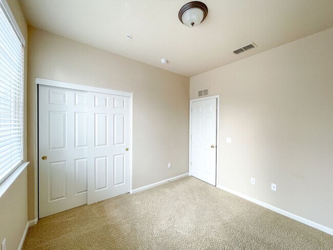 Foto del edificio - Gorgeous Natomas Condo