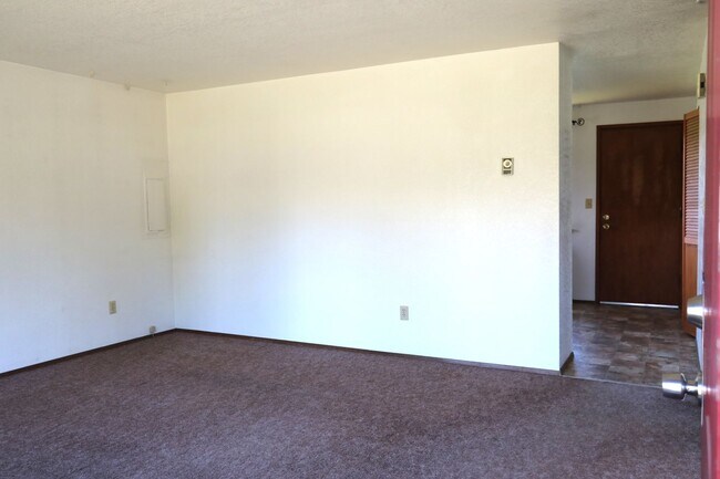 Building Photo - Charming 3 Bedroom Home