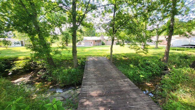 Building Photo - 117 Creekwood Dr