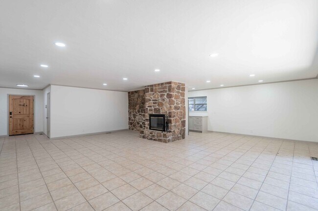Foto del edificio - MUST SEE- Updated kitchen/Tile floors! 3be...