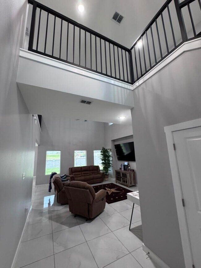 Building Photo - 3012 Clydesdale Dr