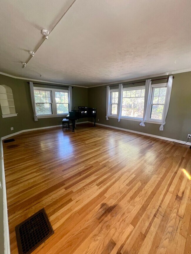 Foto del edificio - 4 Bedroom, 3.5 Bathroom Home - Located near Sky Lakes and Oregon Tech!