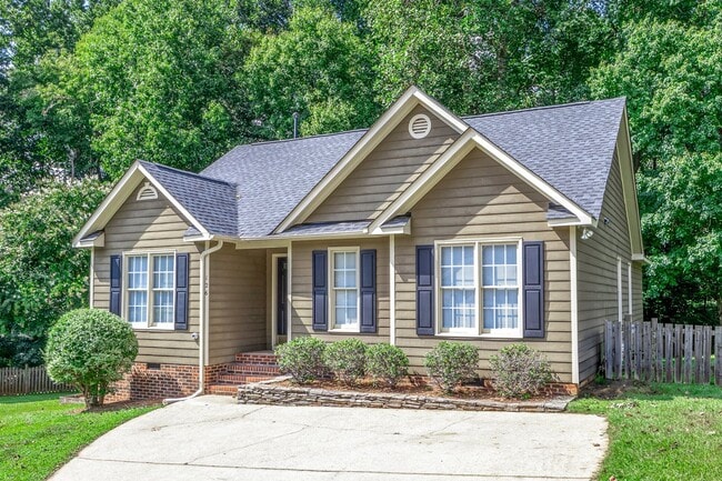 Building Photo - Charming 3 Bedroom Home