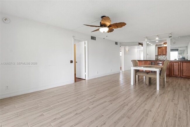 Building Photo - 711 S Hollybrook Dr