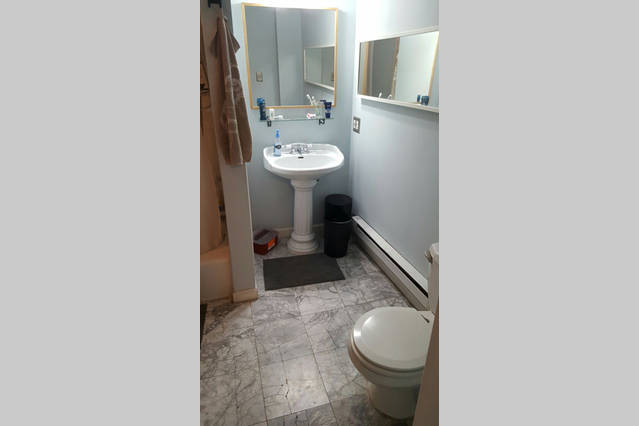 Amplio baño con lavabo con pedestal - 629 North Bodine Street
