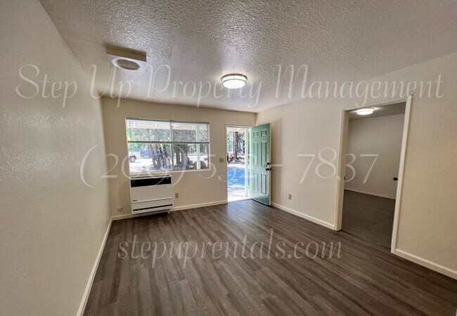 Building Photo - 2 Bedroom 1 Bath Duplex In Sierra Village ...