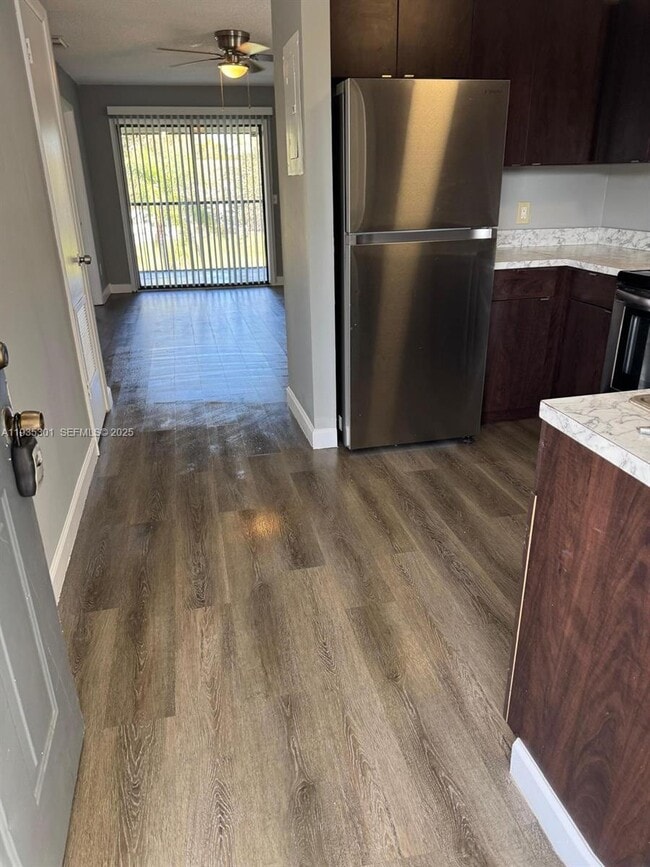 Foto del edificio - 617 Ixoria Ave