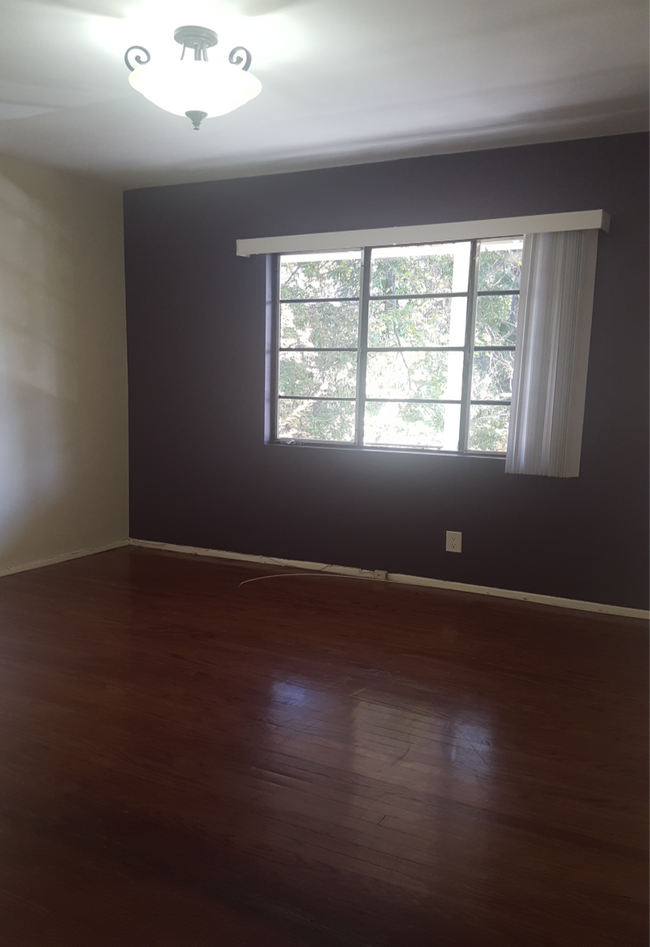 Building Photo - 1107 N Los Robles Ave