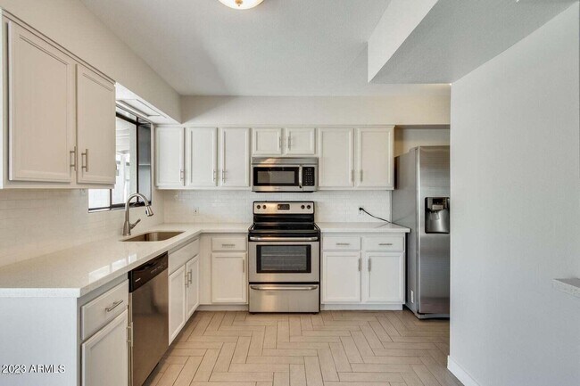 Building Photo - 6527 N 16th St
