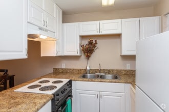 2 BR, 1 BA - 915 SF - Park Regency