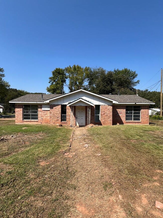 Building Photo - Very Nice! Complete Remodel!