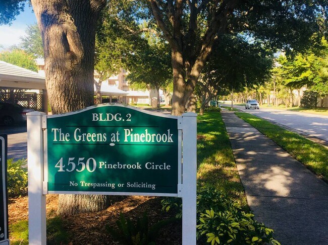 Foto del edificio - 4550 Pinebrook Cir