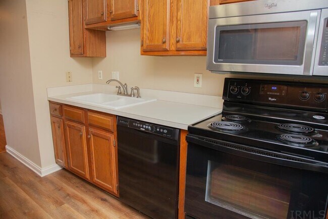 Building Photo - 5009 Hampton Dr