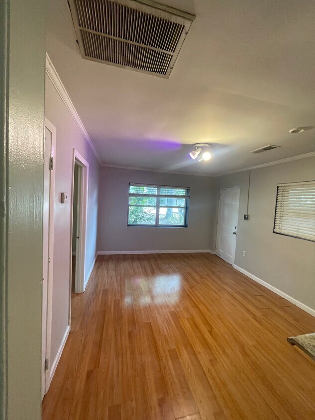 Foto del edificio - 5620-A-B Zanola Dr SW
