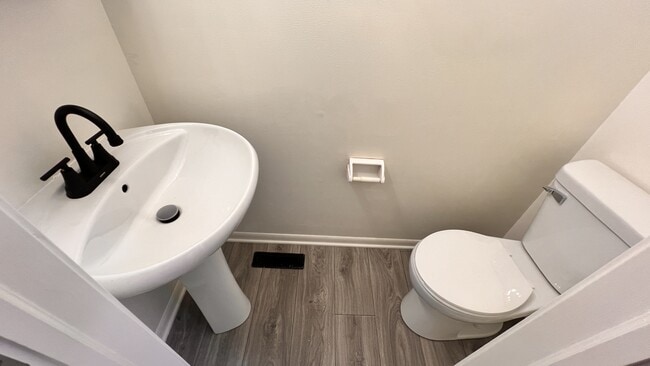 Building Photo - 599 E Graham Pl