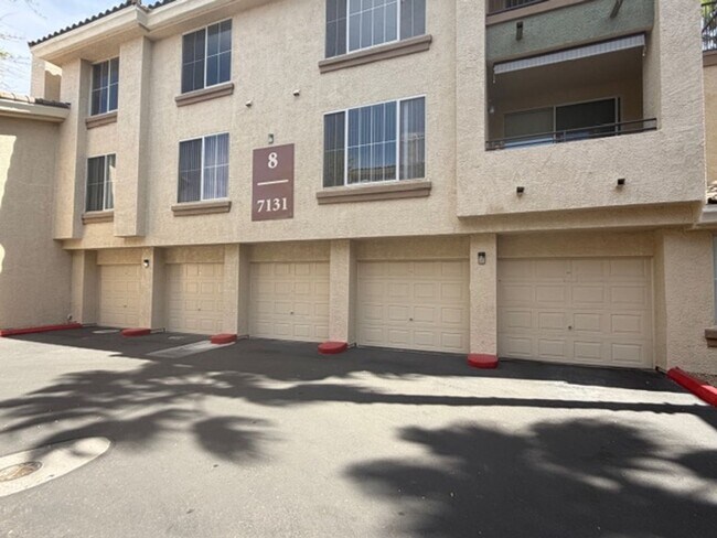 Foto del edificio - GUARD GATED TOP FLOOR PRIVATE 1 BED CONDO FEATURING A DETACHED 1 CAR GARAGE