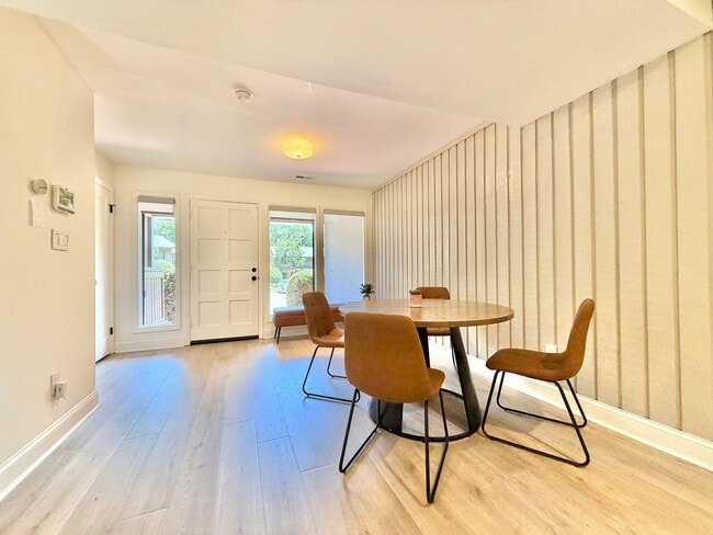 Building Photo - 907 Oak Tree Dr