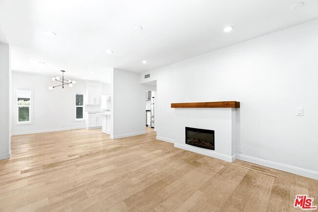 Foto del edificio - 7614 Willoughby Ave
