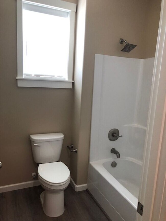 Building Photo - On cul de sac