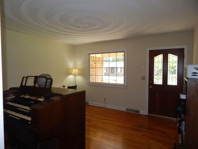 Foto del edificio - Beautiful 3 bedroom, 2 full bath home situation on a nearly half acre lot.