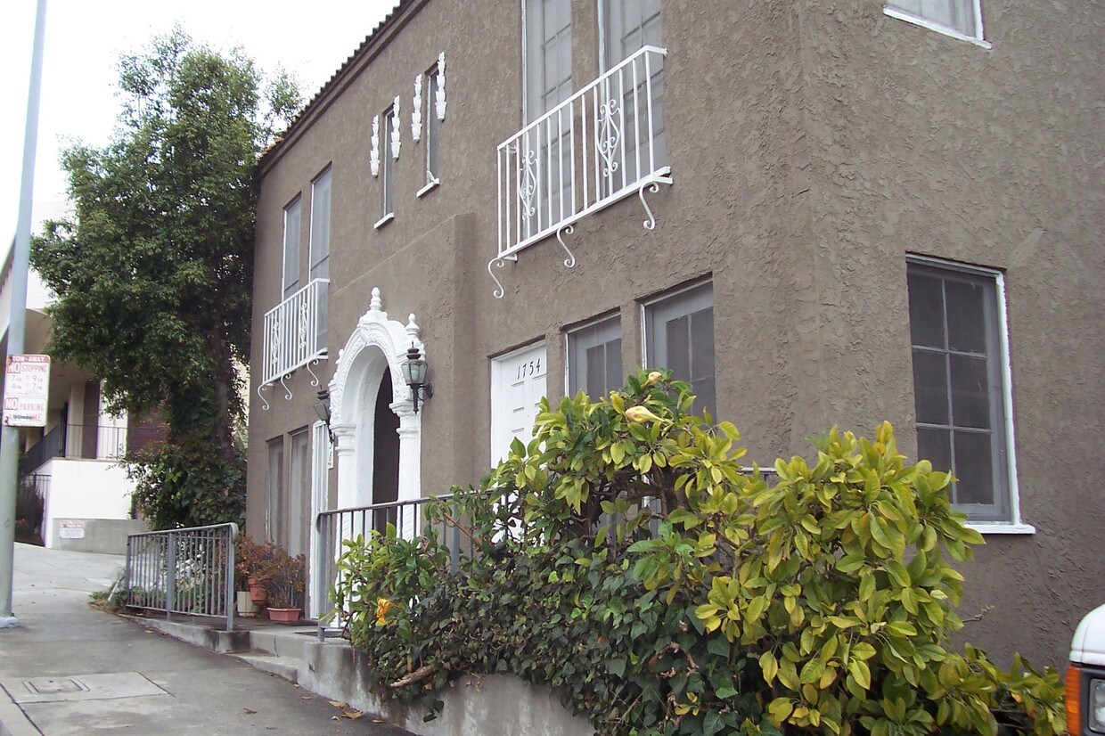 Building Photo - 1754 N La Brea Ave