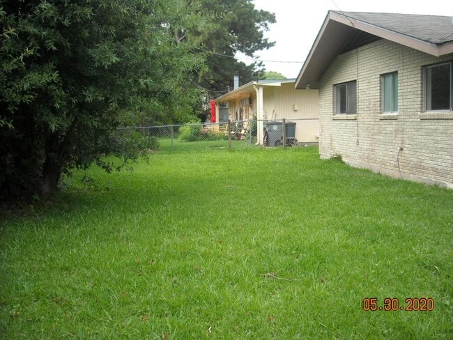 Building Photo - 10331 W Almond Dr