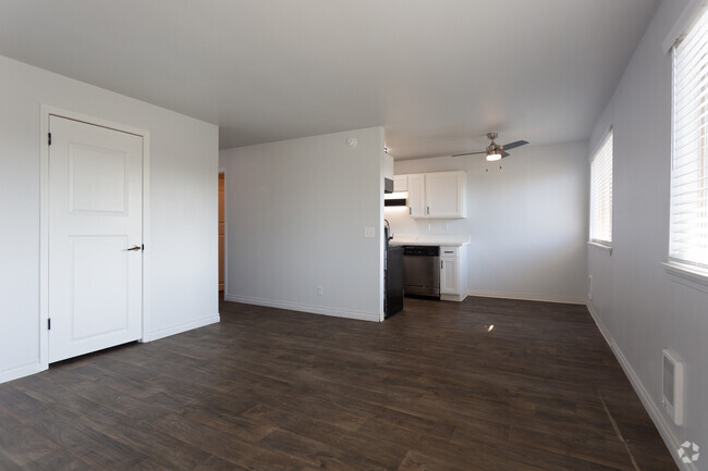 2BR, 1BA - 722SF - Kentwood Apartments