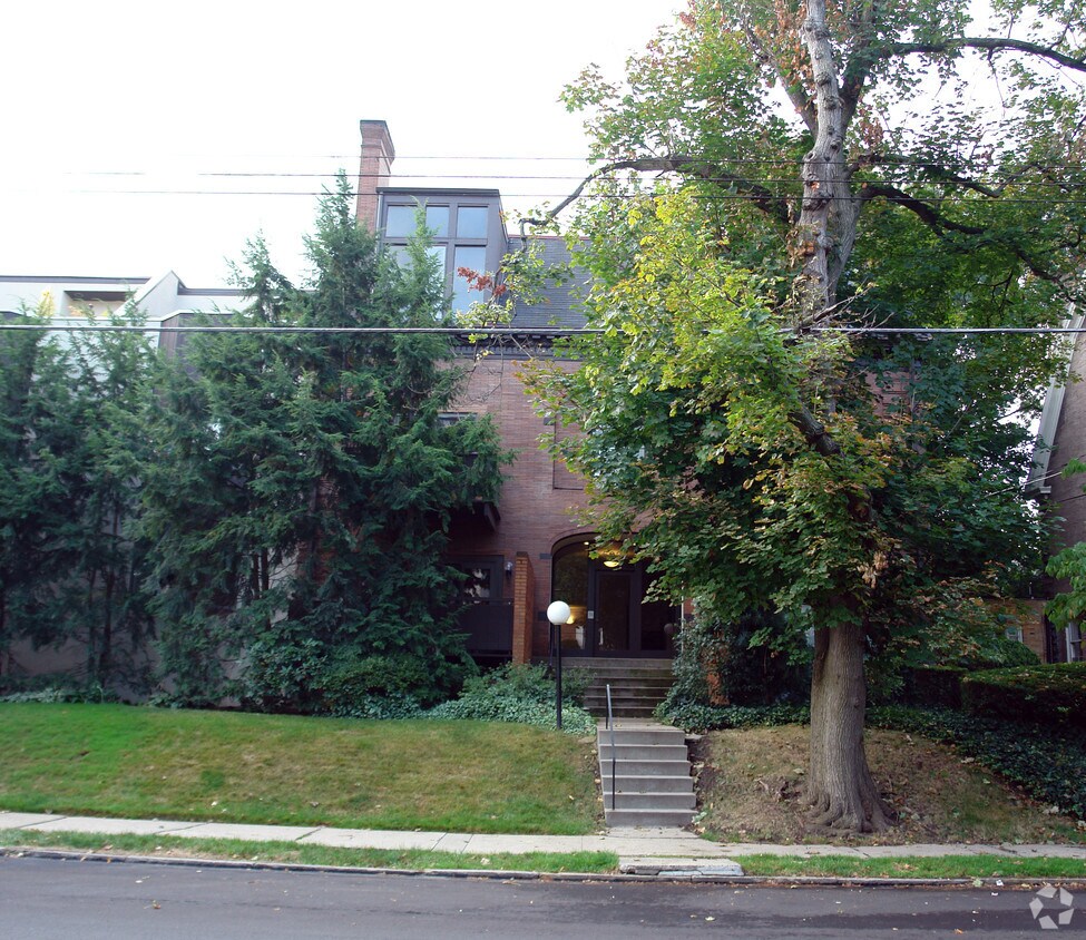 Building Photo - 5922 Howe St