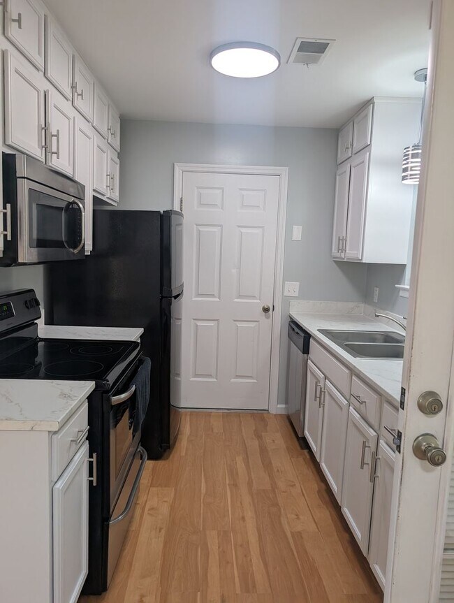 Building Photo - Charming 3 Bedroom Brick Home